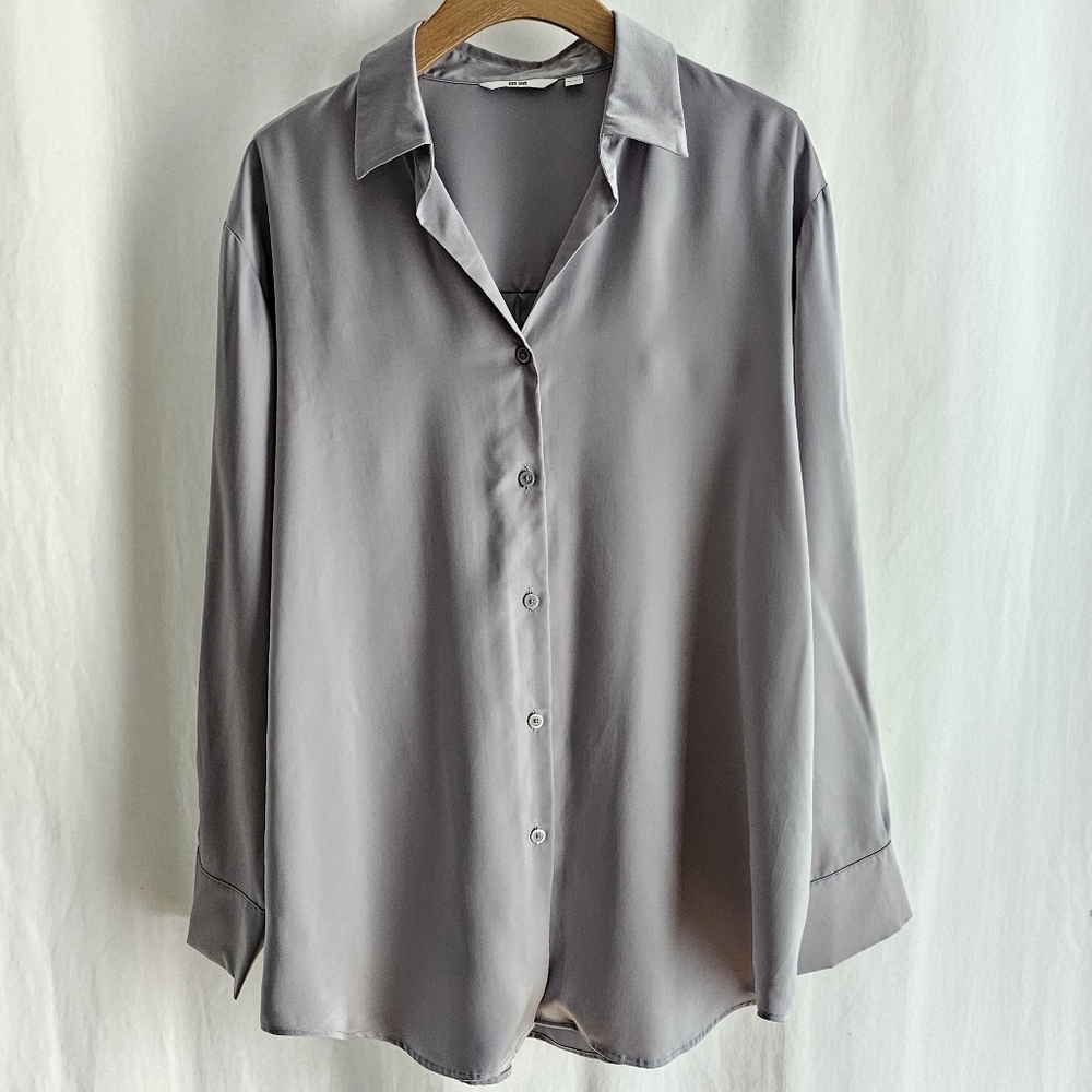 🇯🇵 Uniqlo Long Sleeve Grey Satin Button Blouse - Picture 2 of 16